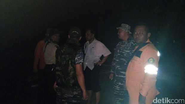 Perahu Rombongan TNI Terbalik di Trenggalek saat Cek Bangkai Paus