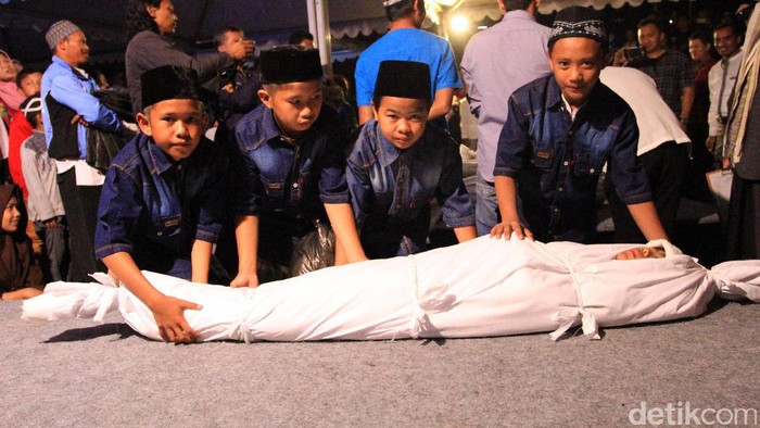 lomba pasang kain kafan
