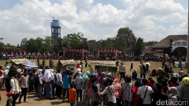 Ribuan warga memadati lapangan Purworejo. 