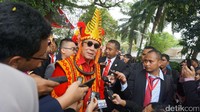 Sementara itu di luar Istana, yang terjadi tak kalah semarak. Para tamu undangan mengenakan baju adat dan dilombakan. Menkum HAM Yasonna Laoly menyabet juara pertama. Foto: Bagus Prihantoro Nugroho/detikcom