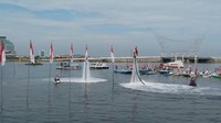 Wali kota Makassar Ramdhan Danny Pomanto memimpin upacara HUT RI ke-72 di Pantai Losari, Makassar. Bendera merah putih dikibarkan di atas laut dengan gerakan akrobatik menggunakan peralatan fly-board. Foto: Nur Abdurrahman/detikcom