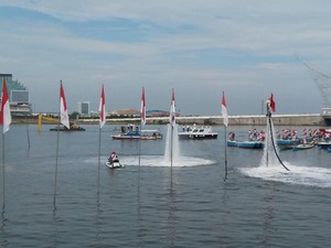 Upacara di Pantai Losari, Merah Putih Dikibarkan di Atas Laut