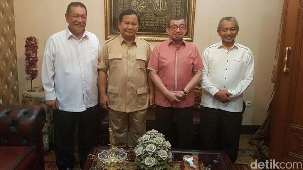 Dari kiri ke kanan: Deddy Mizwar, Prabowo Subianto, Salim Segaf Aljufry, Ahmad Syaikhu.