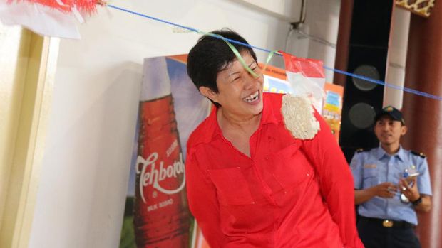 WNA ikut lomba makan kerupuk 