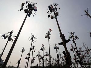 Foto : Lomba Panjat Pinang Simbol Kemeriahan HUT RI