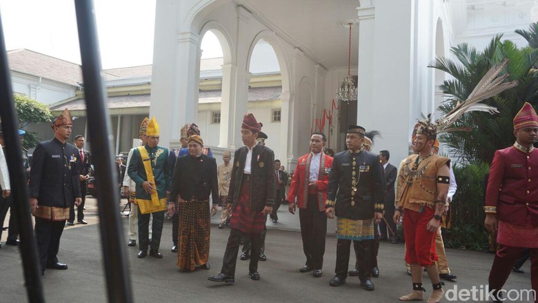 Upacara HUT RI dengan Pakaian Adat, Jokowi: Inilah Indonesia Upacara HUT RI dengan Pakaian Adat, Jokowi: Inilah Indonesia