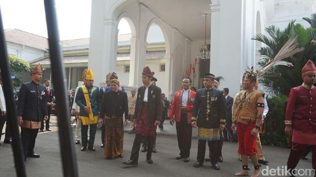 Presiden Jokowi mengenakan pakaian adat Kalimantan saat menjadi Inspektur Upacara HUT ke-72 RI di Istana Merdeka.