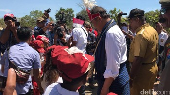 Menkominfo menyapa anak-anak SD yang sudah menunggu kehadirannya. Foto: Adi Fida Rachman/detikINET