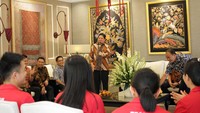 Ia memberikan wejangan kepada para atlet Wushu Indonesia. Foto: dok. Wushu Indonesia