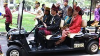 Presiden Jokowi menyopiri Wapres JK dan para istri menuju acara dengan para tokoh yang pernah memimpin RI. Foto: Biro Pers Setpres