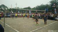 Pertandingan voli antarwarga Cikeas.