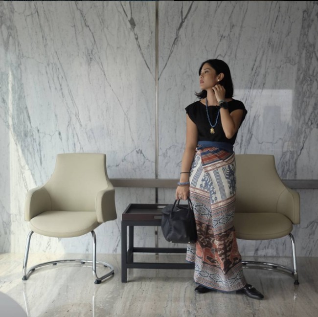 Bagi Dian Sastrowardoyo sendiri, tenun dari NTT, Sumba khususnya, punya daya tarik tersendiri. Tak heran bila bintang Ada Apa dengan Cinta? ini sering memakai busana berbahan tenun tersebut, baik dalam kesempatan formal maupun kasual. Tengok saja foto-foto outfit of the day alias OOTD di Instagram-nya. (Foto: Instagram/@therealdisastr)