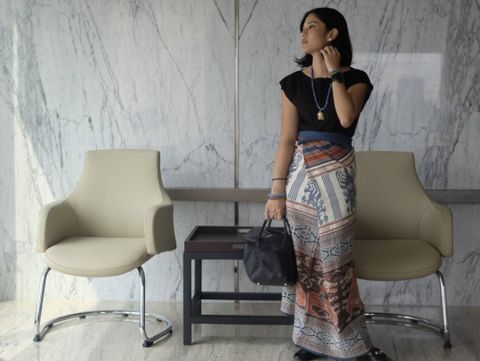 Dian Sastrowardoyo dalam balutan kain tenun sumba. 