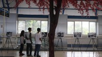 Pengunjung melihat foto-foto yang dipamerkan.
