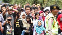 Ribuan warga pun antusias untuk melihat jalannya upacara berlangsung dari kawasan Silang Monas, Jakarta.
