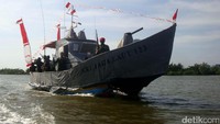 KRI Jaga Laut 123 merupakan satu dari 40 perahu hias buatan warga desa setempat untuk memeriahkan Hari Kemerdekaan NKRI ke-72.