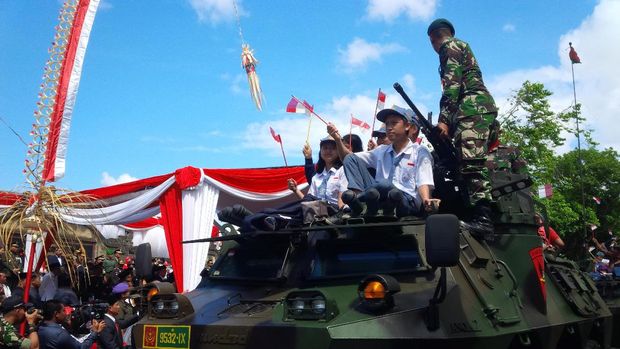 Kendaraan taktis militer ikut meriahkan pawai bendera