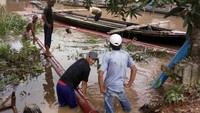 Kontur geografis desa yang berbentuk rawa menjadi tantangan bagi mobilitas petugas PLN membawa tiang listrik. (dok. PLN Kalselteng)