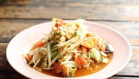 Asinan sayur adalah hidangan yang dibuat dari salad sayuran dengan saus kacang encer yang diaduk dengan gula aren untuk mengimbangi rasa asin. (Foto: iStock)