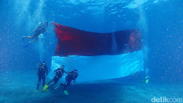 Kapolda Bali Kibarkan Bendera Merah Putih di Bawah Laut