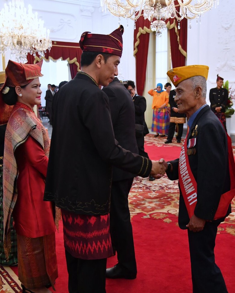 Disaksikan Megawati dan SBY, Jokowi Potong Tumpeng untuk 