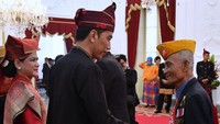 Presiden Jokowi mengundang veteran ke Istana Merdeka dalam perayaan HUT ke-72 RI. Veteran yang disalami Jokowi dalam foto biasa disapa Eyang Wimo. Foto: Biro Pers Setpres