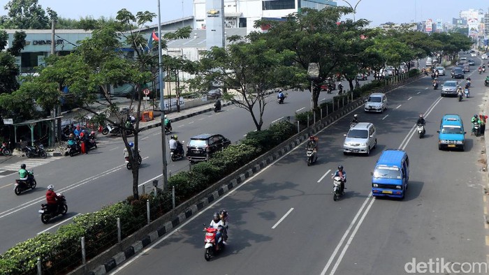 Wacana Pelarangan Motor di Jalan Margonda Dipertanyakan Wacana Pelarangan Motor Melintasi Jalan Margonda
Kendaraan bermotor melintasi jalan Margonda Raya, Depok, Jawa Barat, Kamis (17/08/2017). Badan Pengelola Transportasi Jabodetabek atau BPTJ mengeluarkan rekomendasi perluasan pelarangan motor di sejumlah jalan di Jakarta dan kota-kota di sekitarnya, salah satunya di Jalan Margonda, Depok. Grandyos Zafna/detikcom
