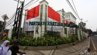 Bendera itu dipasang mengelilingi gedung.