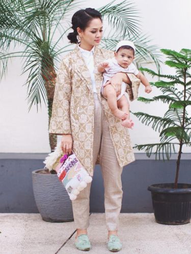 Cinta Indonesia, Inspirasi 5 Seleb Tampil Stylish dengan Kain Nasional