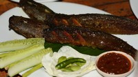 Pecel lele merupakan hidangan khas Indonesia yang disajikan dengan ikan lele goreng, nasi dan sambal merah dan hijau. (Foto: detikFood)