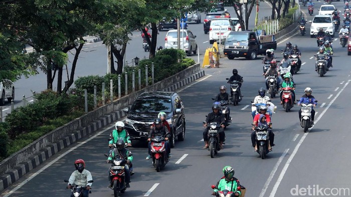Wacana Pelarangan Motor Melintasi Jalan Margonda

Kendaraan bermotor melintasi jalan Margonda Raya, Depok, Jawa Barat, Kamis (17/08/2017). Badan Pengelola Transportasi Jabodetabek atau BPTJ  mengeluarkan rekomendasi perluasan pelarangan motor di sejumlah jalan di Jakarta dan kota-kota di sekitarnya, salah satunya di Jalan Margonda, Depok. Grandyos Zafna/detikcom