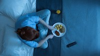 Masih terkait dengan stres, kadar kortisol normalnya berkurang pada malam hari. Tetapi tidur terlalu larut bisa membuat kadarnya meningkat kembali, sehingga rasa lapar bisa muncul sewaktu-waktu. Foto: Thinkstock
