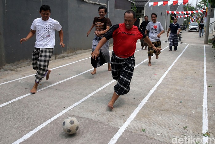 Hari ulang tahun (HUT) Republik Indonesia yang jatuh pada tanggal 17 Agustus selalu dirayakan secara meriah oleh seluruh masyarakat. Berbagai perlombaan diadakan untuk memeriahkan perayaan ini, beberapa di antaranya membutuhkan kekuatan fisik. Kekuatan fisik yang baik adalah yang dilatih secara rutin sebelumnya.Foto: Agung Pambudhy Hari ulang tahun (HUT) Republik Indonesia yang jatuh pada tanggal 17 Agustus selalu dirayakan secara meriah oleh seluruh masyarakat. Berbagai perlombaan diadakan untuk memeriahkan perayaan ini, beberapa di antaranya membutuhkan kekuatan fisik. Kekuatan fisik yang baik adalah yang dilatih secara rutin sebelumnya.Foto: Agung Pambudhy