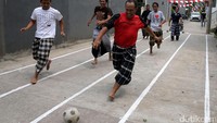 Sementara untuk bapak-bapak ada sepak bola dengan memakai sarung.