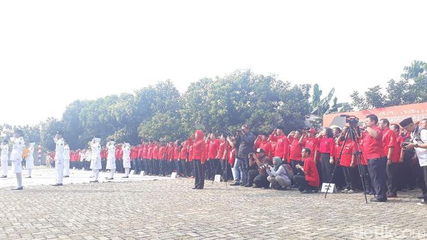 Upacara diikuti oleh anggota PDIP se-Jabodetabek, simpatisan PDIP dan masyarakat sekitar.