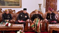 Presiden Jokowi, SBY, BJ Habibie dan Wapres JK terlibat perbincangan yang terlihat akrab. Foto: Biro Pers Setpres