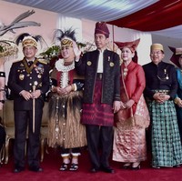 Pakaian adat juga menjadi dress-code di perayaan HUT ke-72 RI di Istana Merdeka, Jakarta, Kamis (17/8/2017). Di momen spesial itu, Iriana memilih busana khas Minangkabau yang terdiri dari baju kurung merah, songket baik sebagai bawahan dan selendang. Tidak ketinggalan hiasan kepala berbentuk rumah gadang. Foto: Biro Pers Setpres