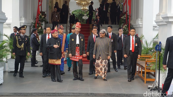 Jelang Upacara Penurunan Bendera, Jokowi Kembali Sapa Warga