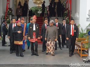Jelang Upacara Penurunan Bendera, Jokowi Kembali Sapa Warga