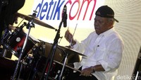 Ciri khas penampilan Menteri PUPR Basuki memakai topi terbalik, saat tampil di Indonesia Happy. Tak sedikit stik drum yang dipakainya patah karena begitu semangatnya memukul drum.