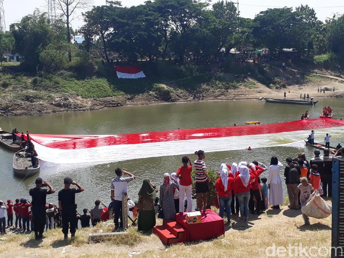 HUT RI, Warga Bojonegoro Kibarkan Bendera di Sungai Bengawan Solo
