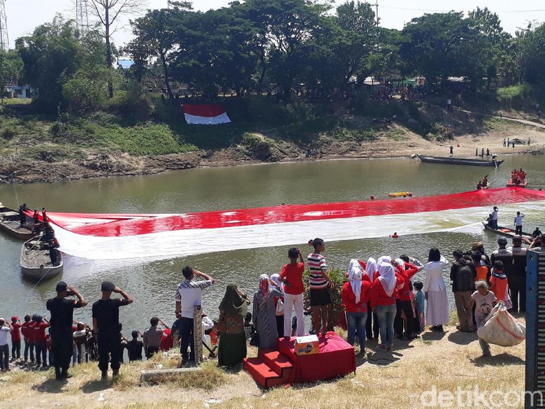 HUT RI, Warga Bojonegoro Kibarkan Bendera di Sungai 