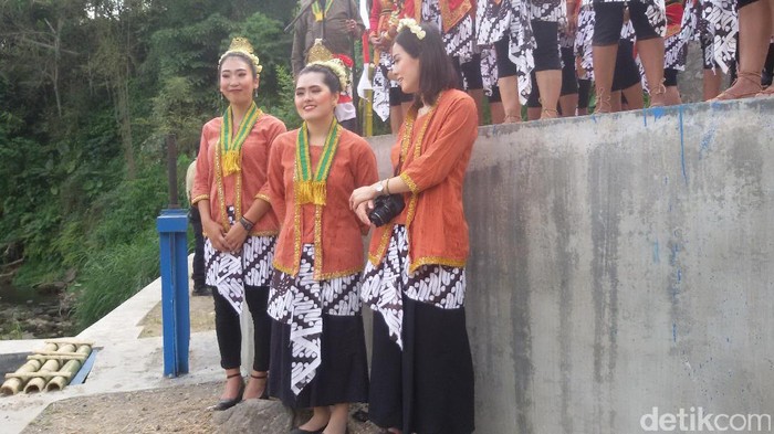 Berbaju Tradisional Jawa, WN Jepang Ikut Upacara di Sungai Sleman