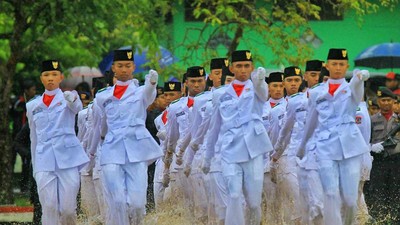 Merdeka! Semangat Paskibra Balikpapan Kibarkan Bendera Meski Becek