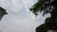 Tiga pesawat jet melintas.