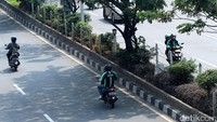 Kendaraan bermotor melintasi jalan Margonda Raya, Depok, Jawa Barat, Kamis (17/08/2017).