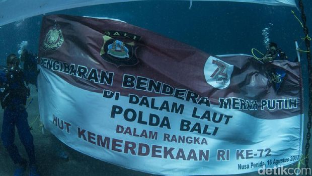 Kapolda Bali Kibarkan Bendera Merah Putih di Bawah Laut