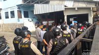 Pesantren dijaga polisi.