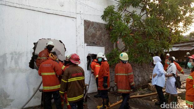 Risma pantau kebakaran hingga api padam/