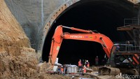 Pembangunan tunnel atau terowongan tol Cileunyi Sumedang Dawuan (Cisumdawu), Kabupaten Sumedang, Jawa Barat masih terkendala pembebasan lahan. Halini dikatakan oleh Kasatker Tol Cisumdawu, Wida Nurfarida, saat melakukan peninjauan lokasi pembangunan tunnel di Proyek Tol Cisumdawu, Sumedang, Jawa Barat, Rabu (16/8/2017).